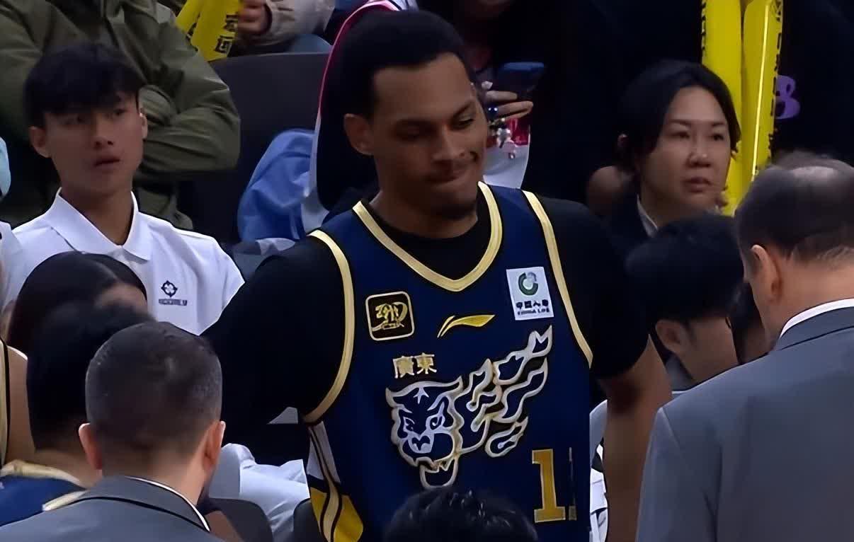 某队遭遇惨败,球员面临巨大压力 某队遭遇惨败,球员面临巨大压力