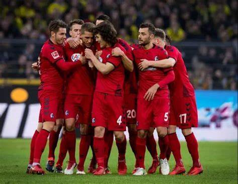 关于弗莱堡队迎来胜利，球队士气高涨备战下一轮比赛的信息