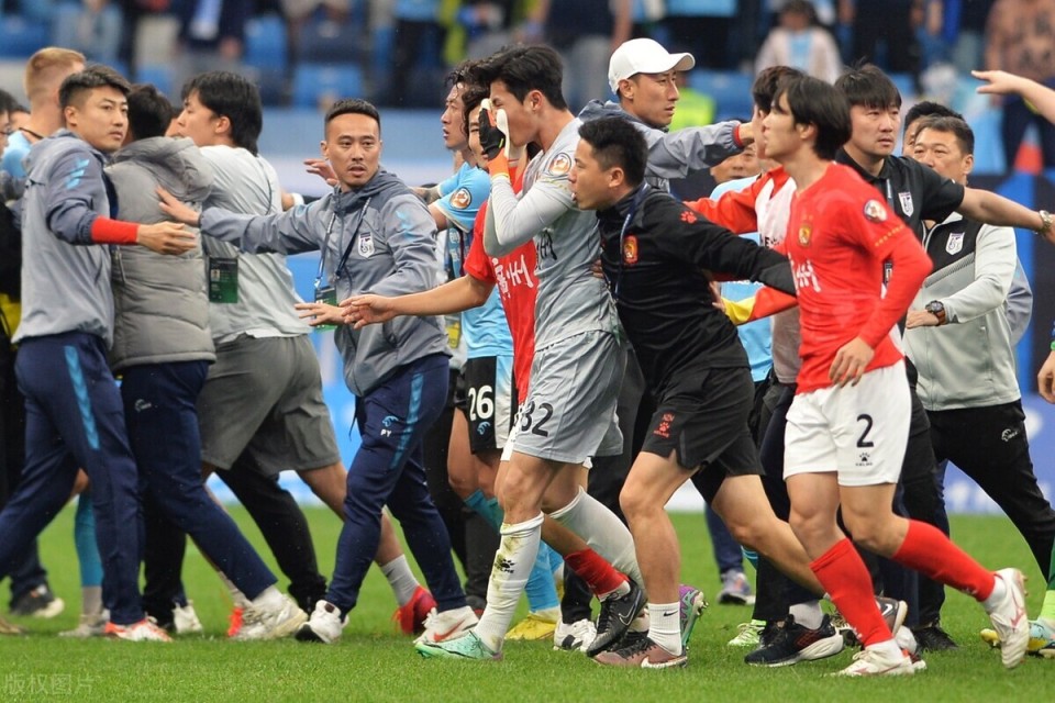 纷争不断!国内足球明星竞技激烈 纷争不断!国内足球明星竞技激烈