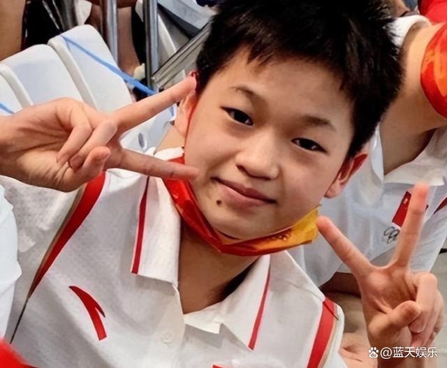 某队在大赛中扬眉吐气,赢得赞誉与掌声 某队在大赛中扬眉吐气,赢得赞誉与掌声