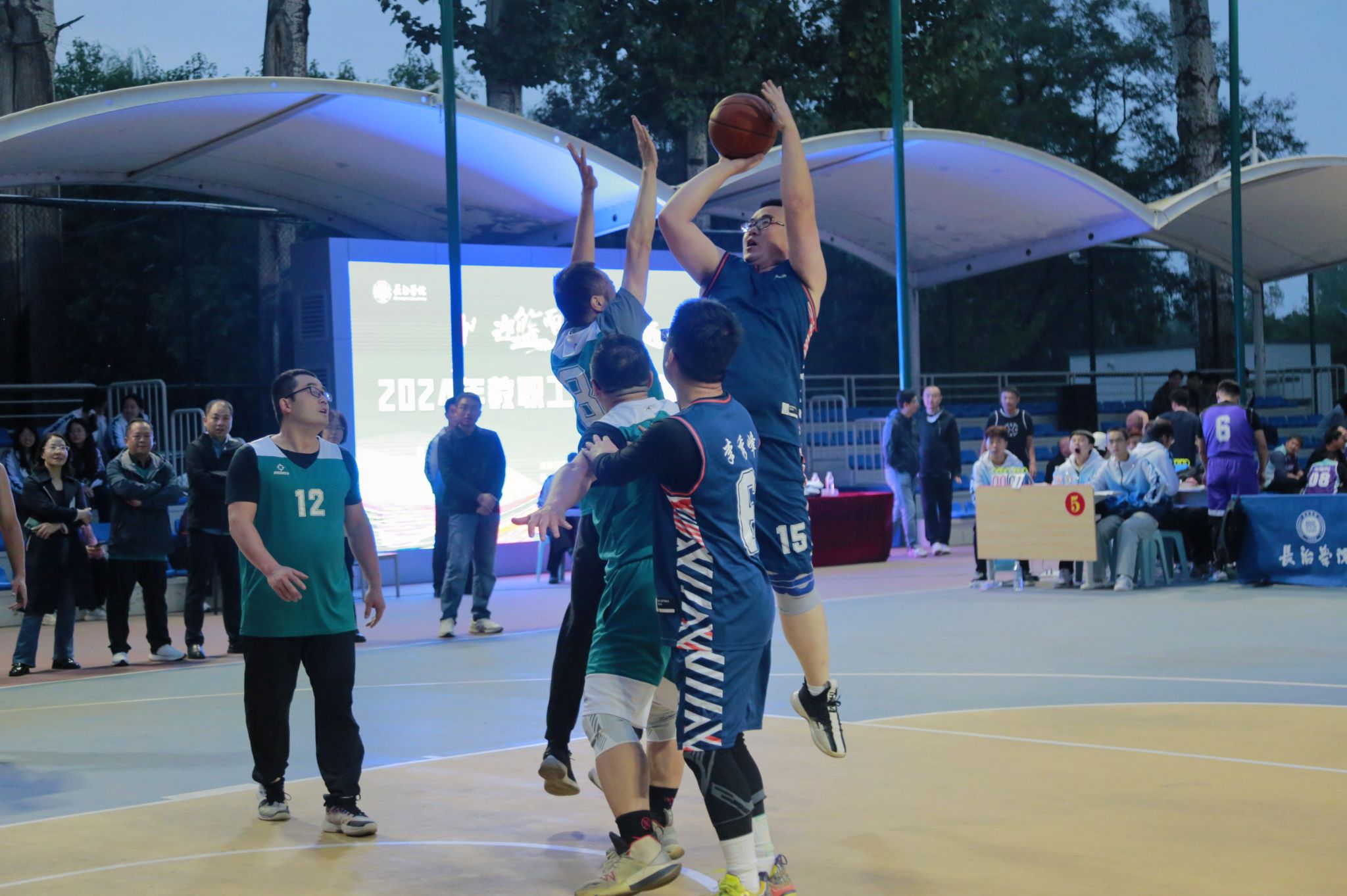 国内篮球联赛精彩纷呈,球员们全力以赴 国内篮球联赛精彩纷呈,球员们全力以赴