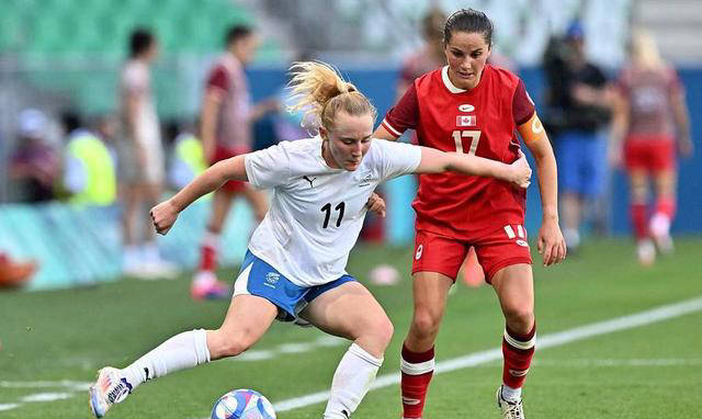 法国女足队员在比赛中展现出色战术表现 法国女足队员在比赛中展现出色战术表现