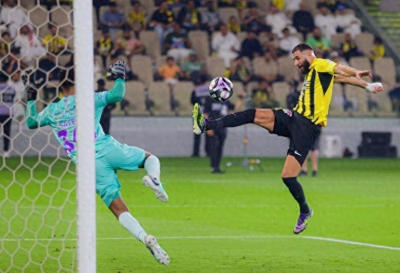 赛场上紧张对决，球员展现高超技术