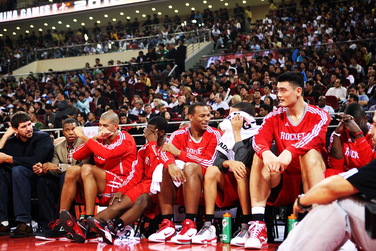 球员们轮番上场，体力消耗大，比赛激烈的简单介绍