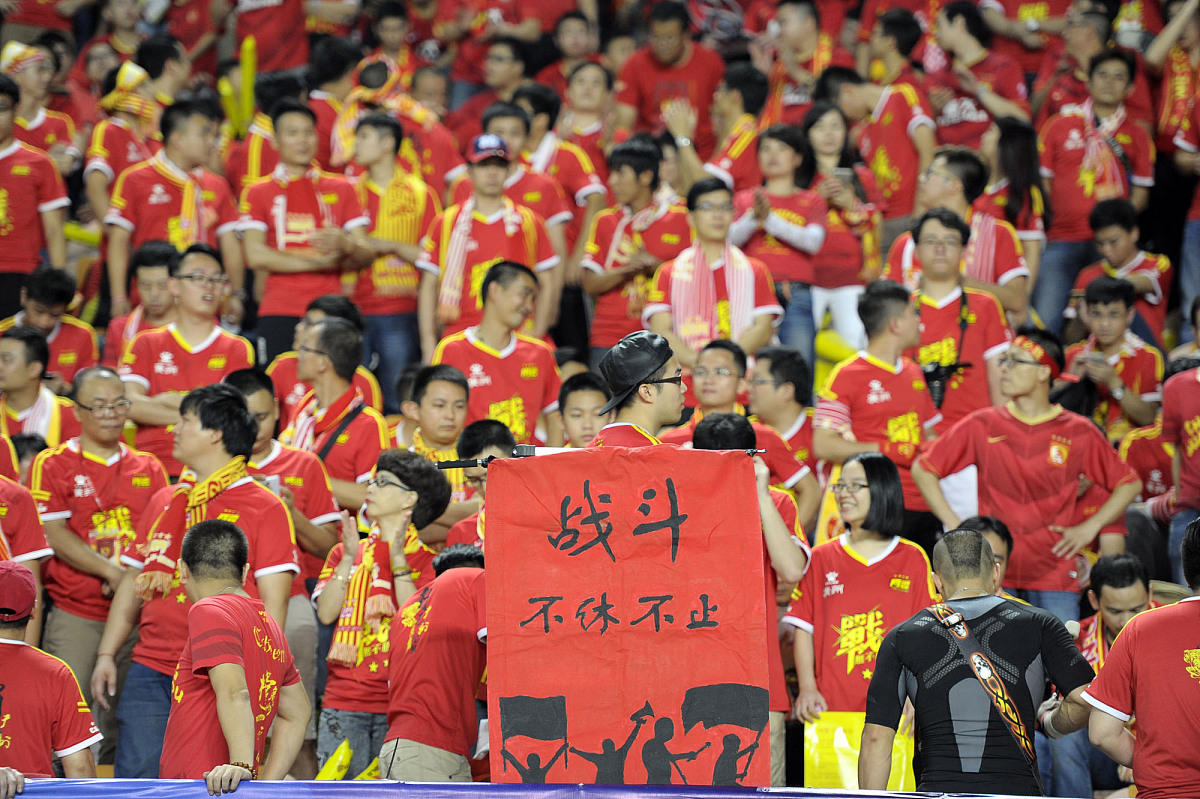 包含激动人心的比赛即将展开，球迷翘首以盼的词条