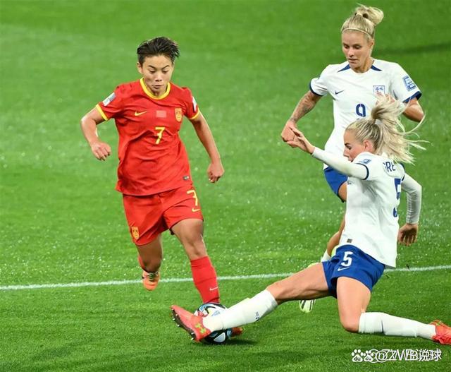 足球赛场上的女性们,展现出色技艺 足球赛场上的女性们,展现出色技艺