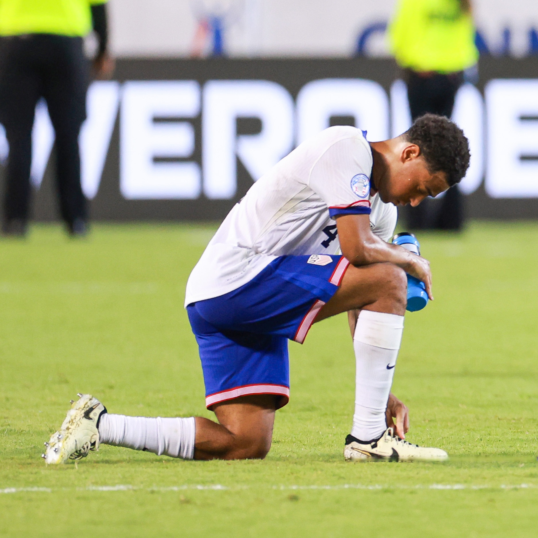 乌拉圭球队踏入淘汰赛,士气高昂 乌拉圭球队踏入淘汰赛,士气高昂