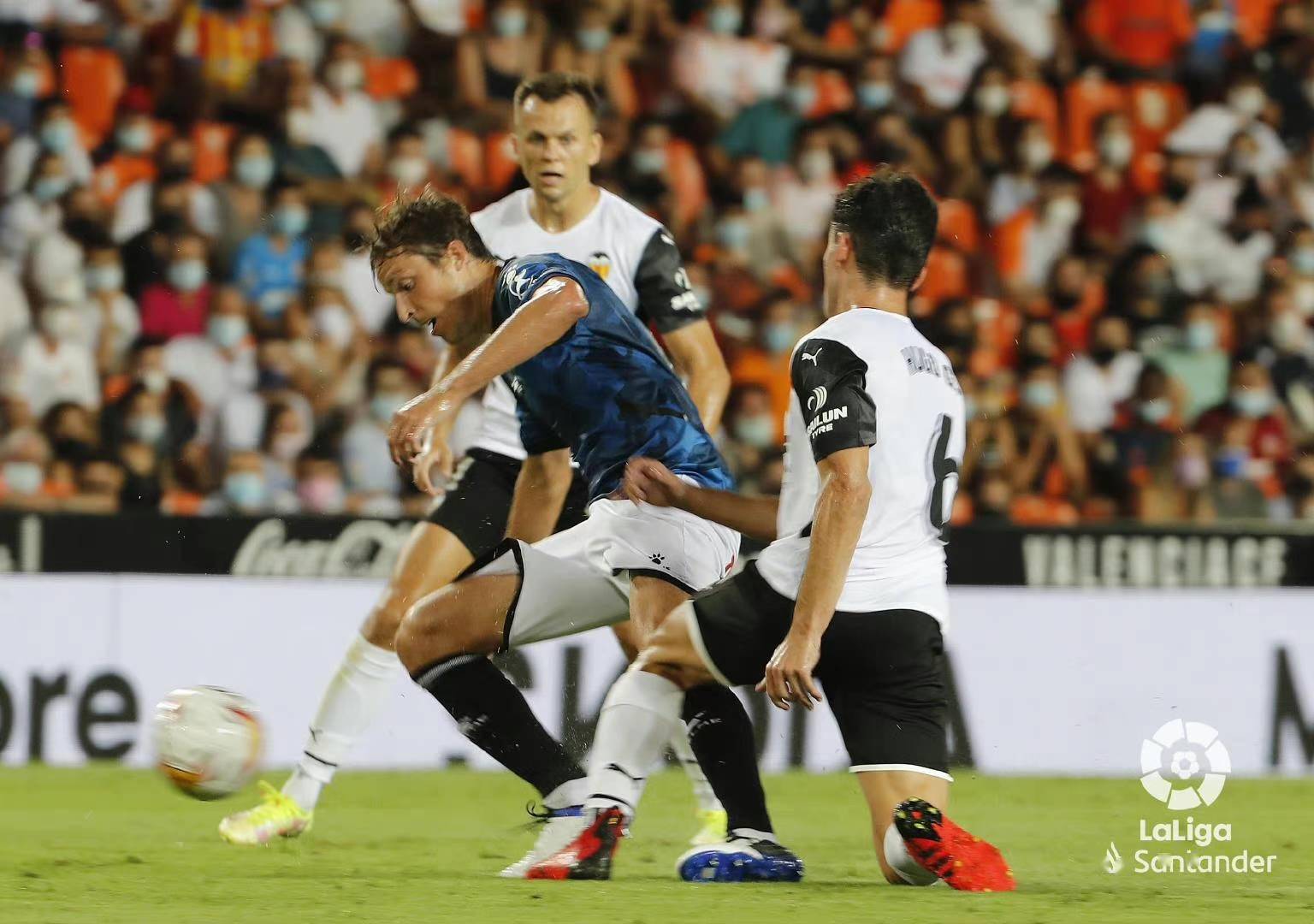 西甲劲旅接连胜出领跑积分榜的简单介绍