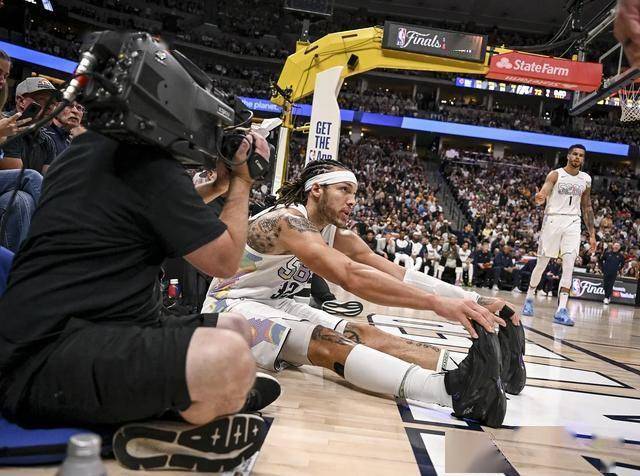 德雷蒙-格林带伤出战掘金,主教练为球员表现赞不绝口 德雷蒙-格林带伤出战掘金,主教练为球员表现赞不绝口