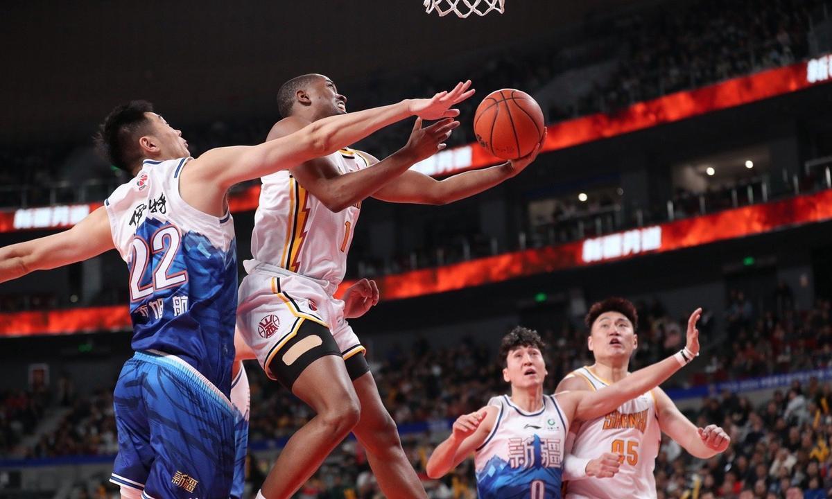 山西队凭借默契合作取得胜利 山西队凭借默契合作取得胜利