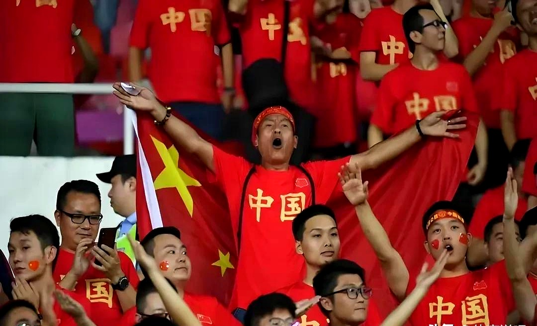 国内足球赛事火热燃烧观众心