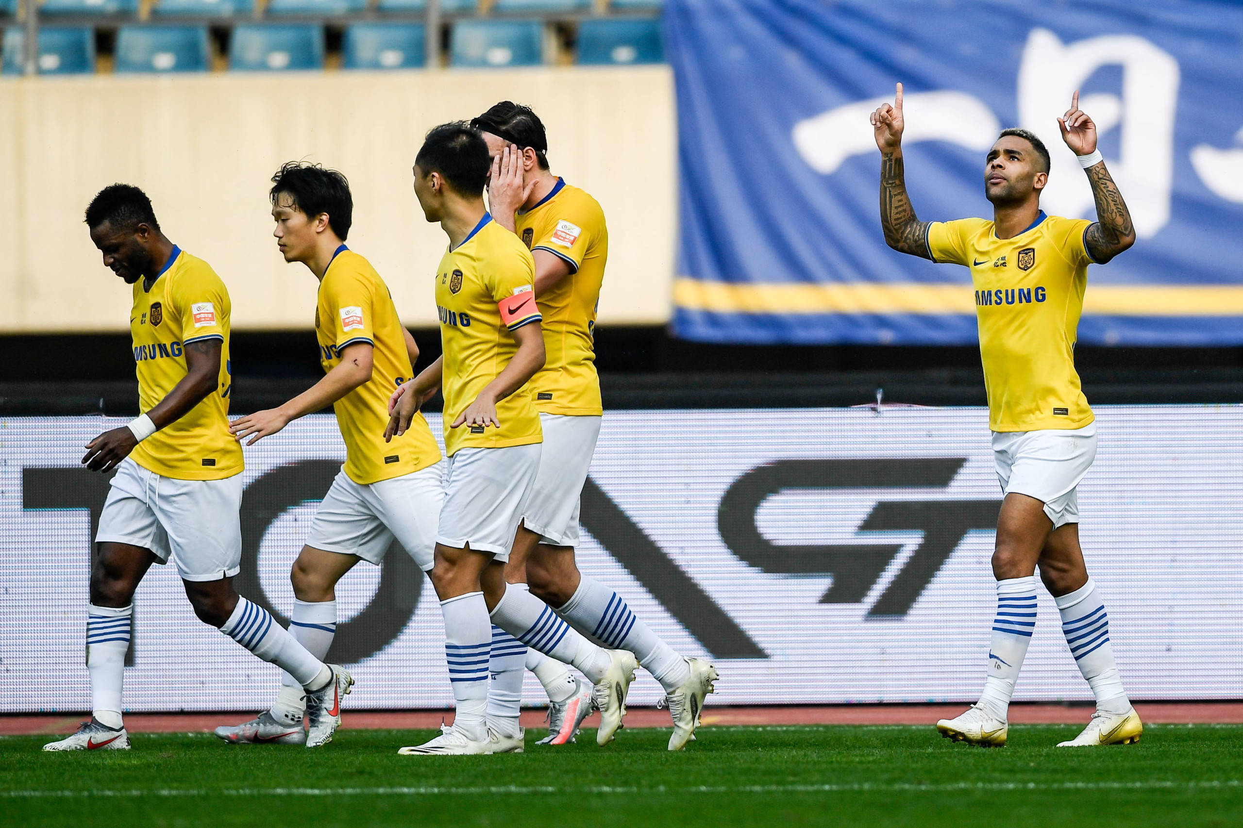 体育场抖擞着朝气，悬念和激情并存