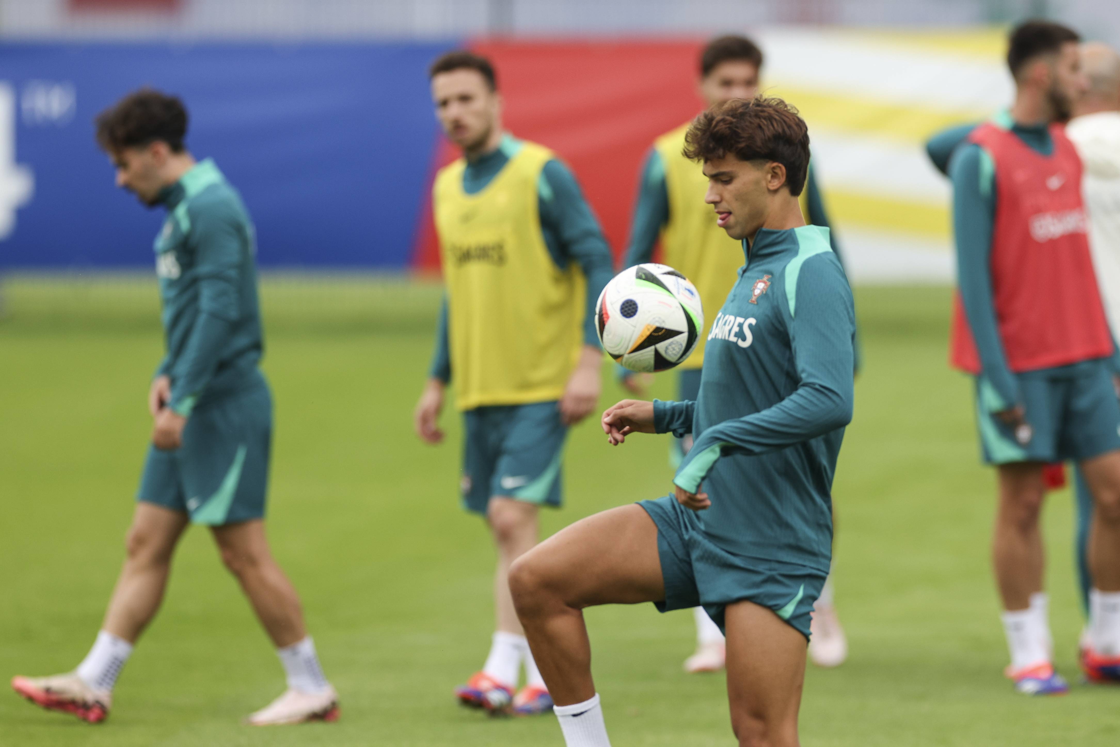 欧锦赛决赛热门球队备战，争夺最后胜利