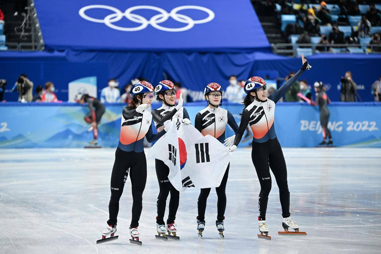 包含冬奥会篮球比赛引爆热情，选手奋力拼搏争夺奖牌的词条