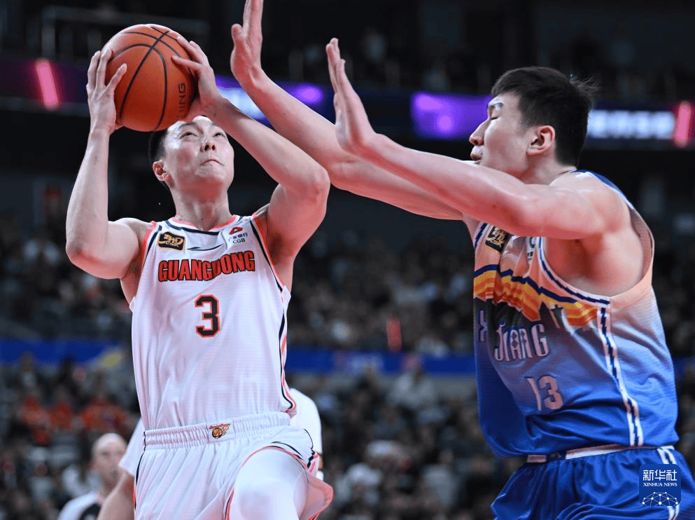 客场比赛中球队实现连胜,表现抢眼 客场比赛中球队实现连胜,表现抢眼