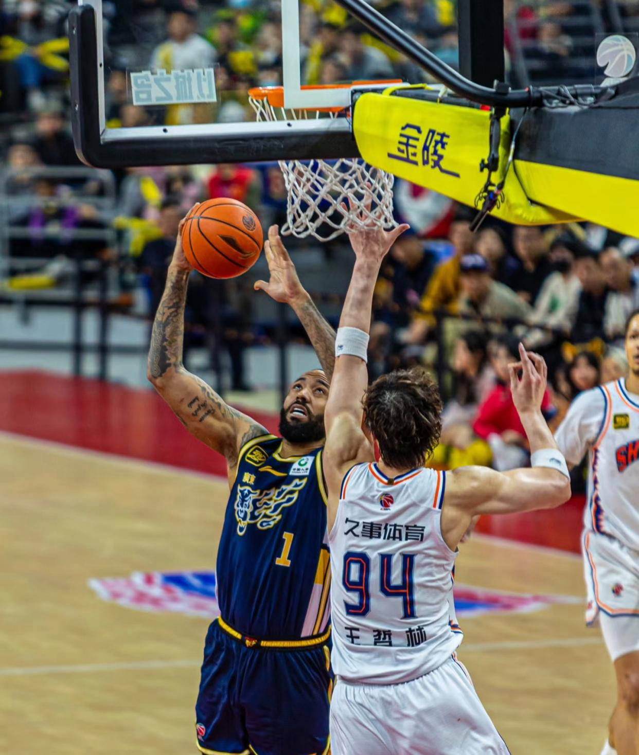 客场比赛中球队实现连胜,表现抢眼 客场比赛中球队实现连胜,表现抢眼