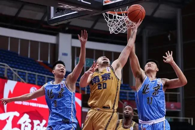 强劲的球队再次跻身胜利行列 强劲的球队再次跻身胜利行列