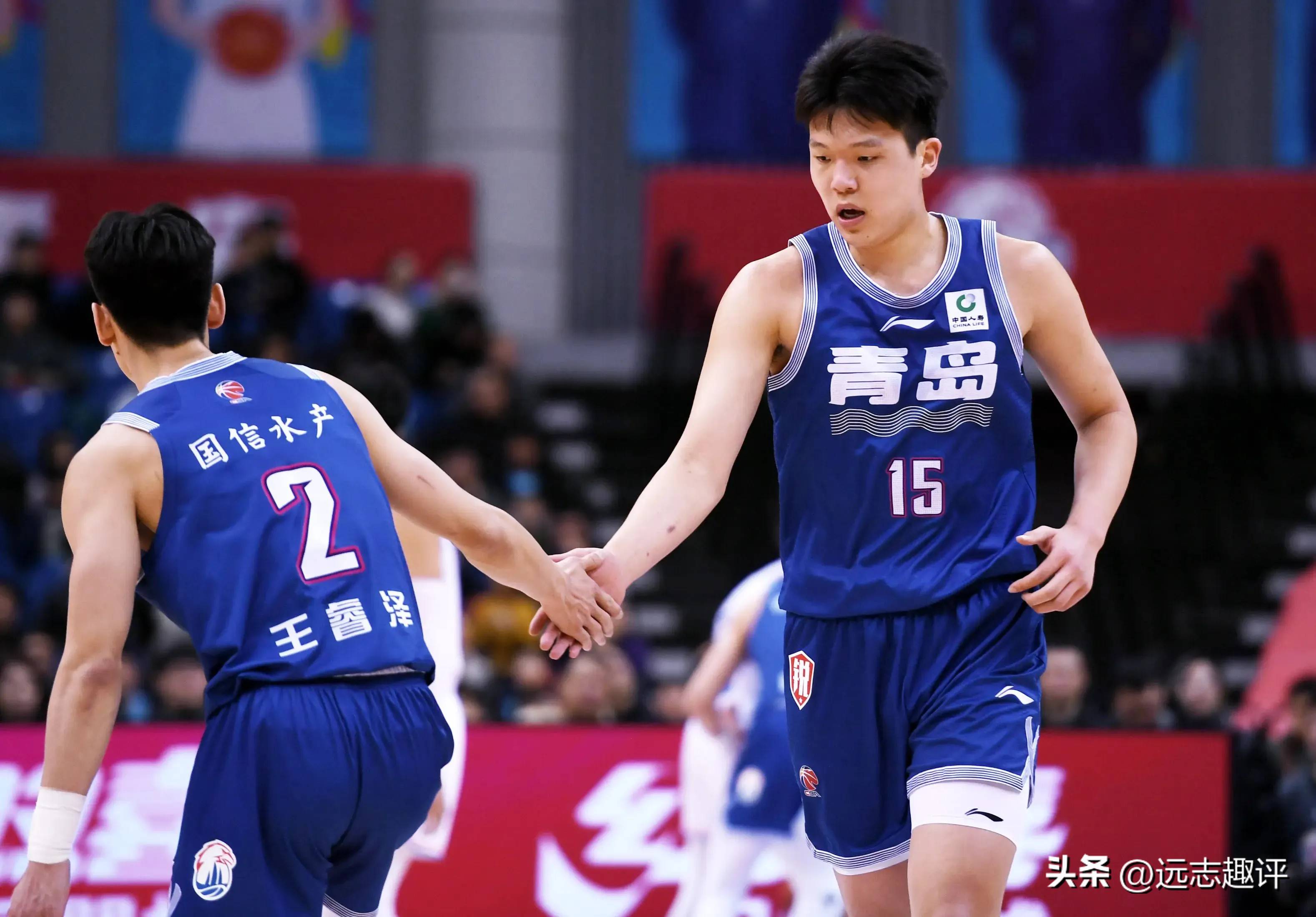 篮球联赛季后赛四强产生，争夺激烈精彩