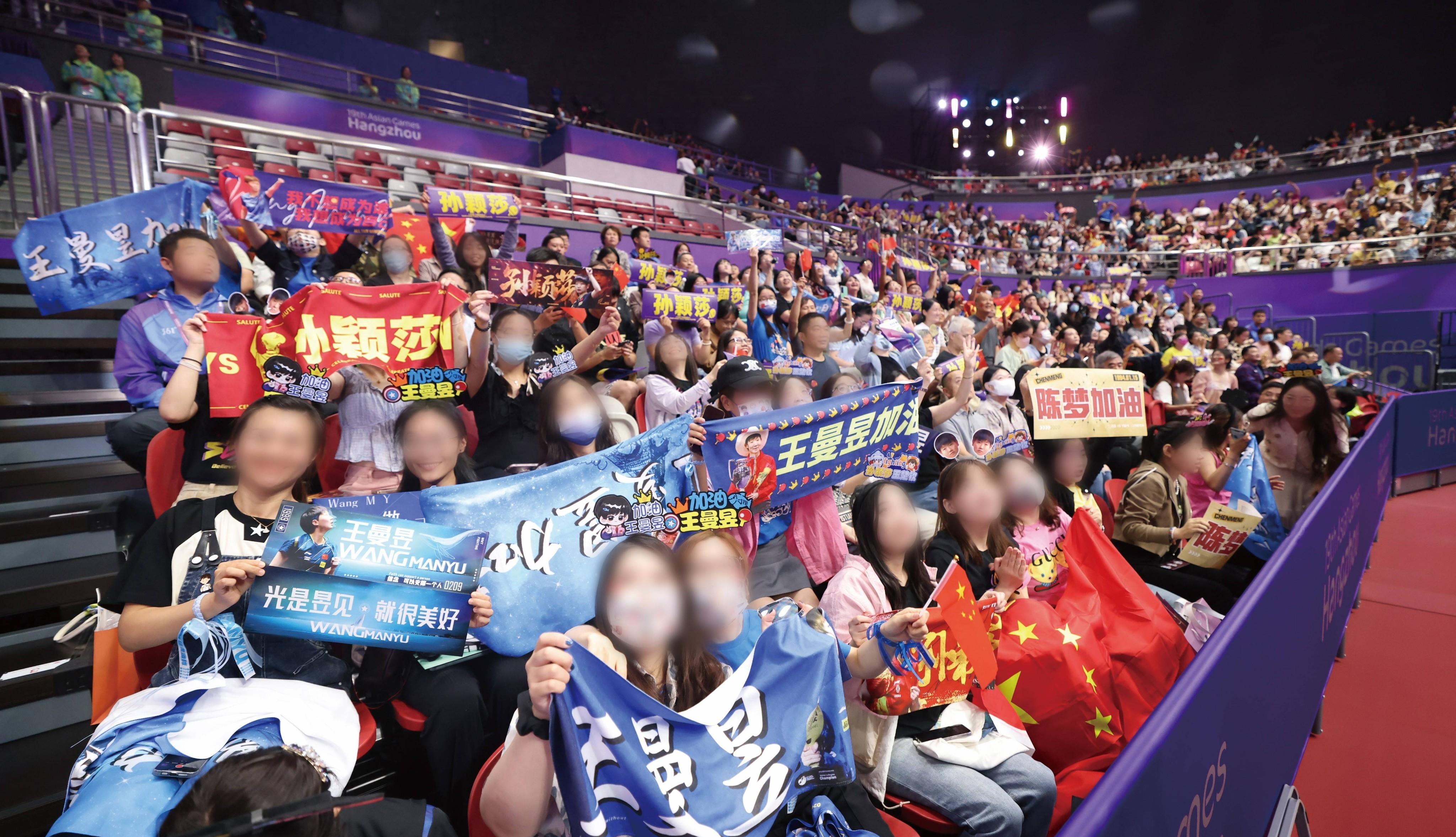火爆全场，观众热情助威鼓舞球队
