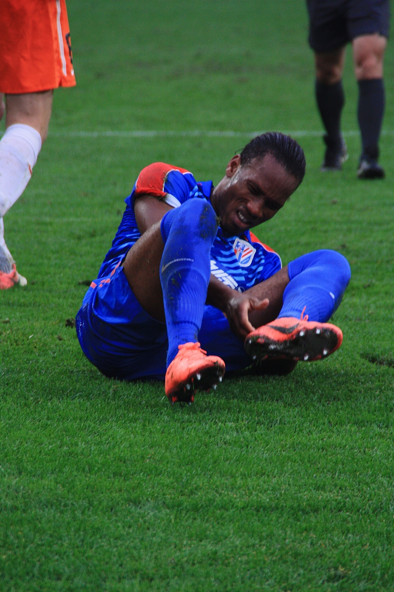 职业球员在赛场上展现出色技术