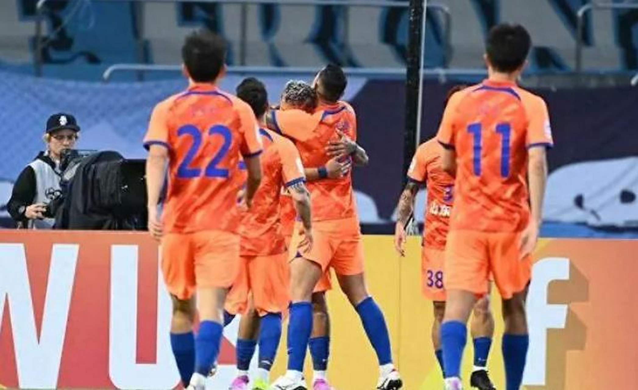 包含球队整体实力爆发，团结合作助力胜利的词条