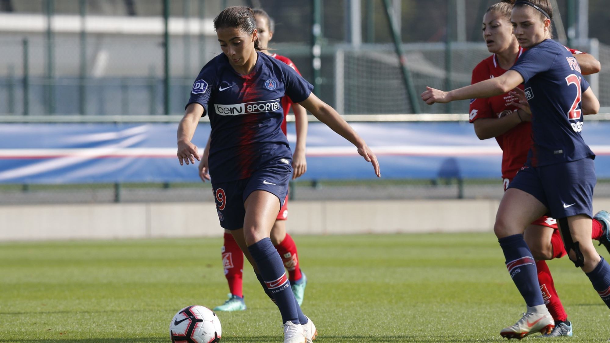 法国女足在比赛中领先对手取得胜利 法国女足在比赛中领先对手取得胜利