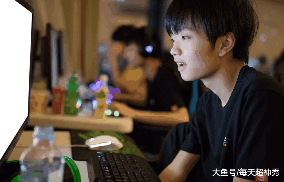 EG横扫FNC,Caps关键团战开团秒人宿敌对决八强赛,锁定晋级资格 EG横扫FNC,Caps关键团战开团秒人宿敌对决八强赛,锁定晋级资格