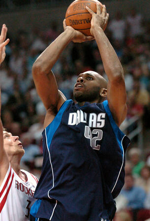 火箭客场击败尼克斯，终结小牛的连胜