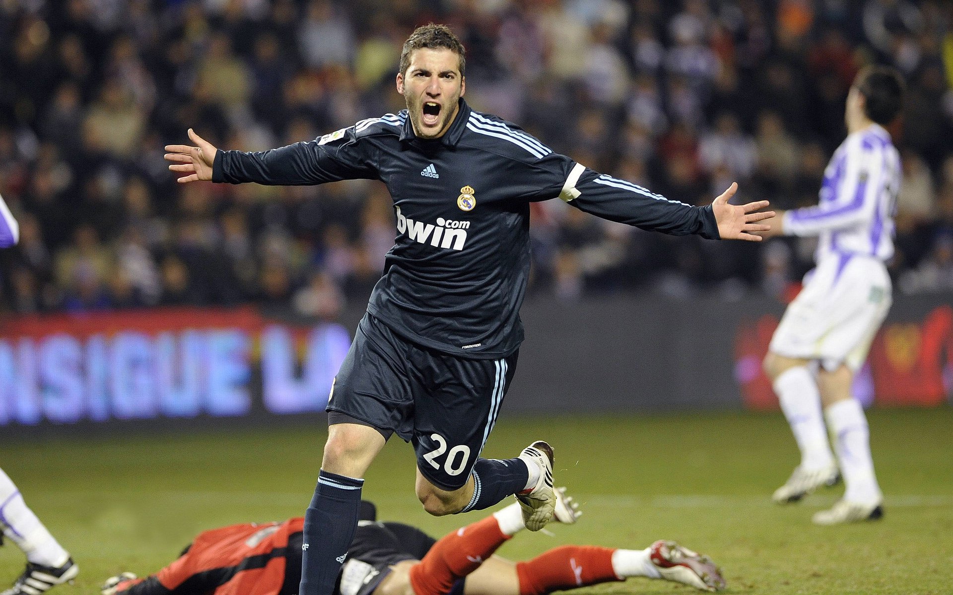 7号黯淡，2号闪耀！当克罗地亚铁骑碾过梦剧场，巴斯托尼撕碎曼联防线蓝图